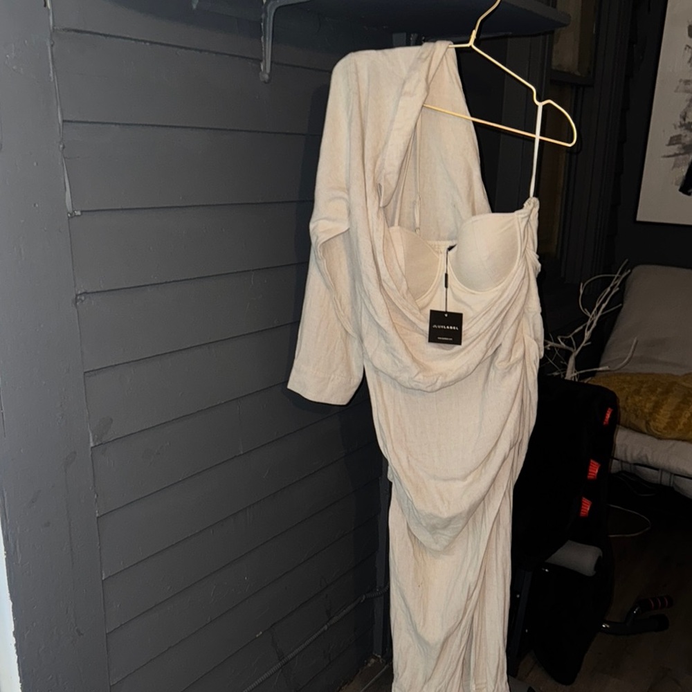 JLUXLABEL Cream Long Sleeve Gown with Sweetheart Neckline